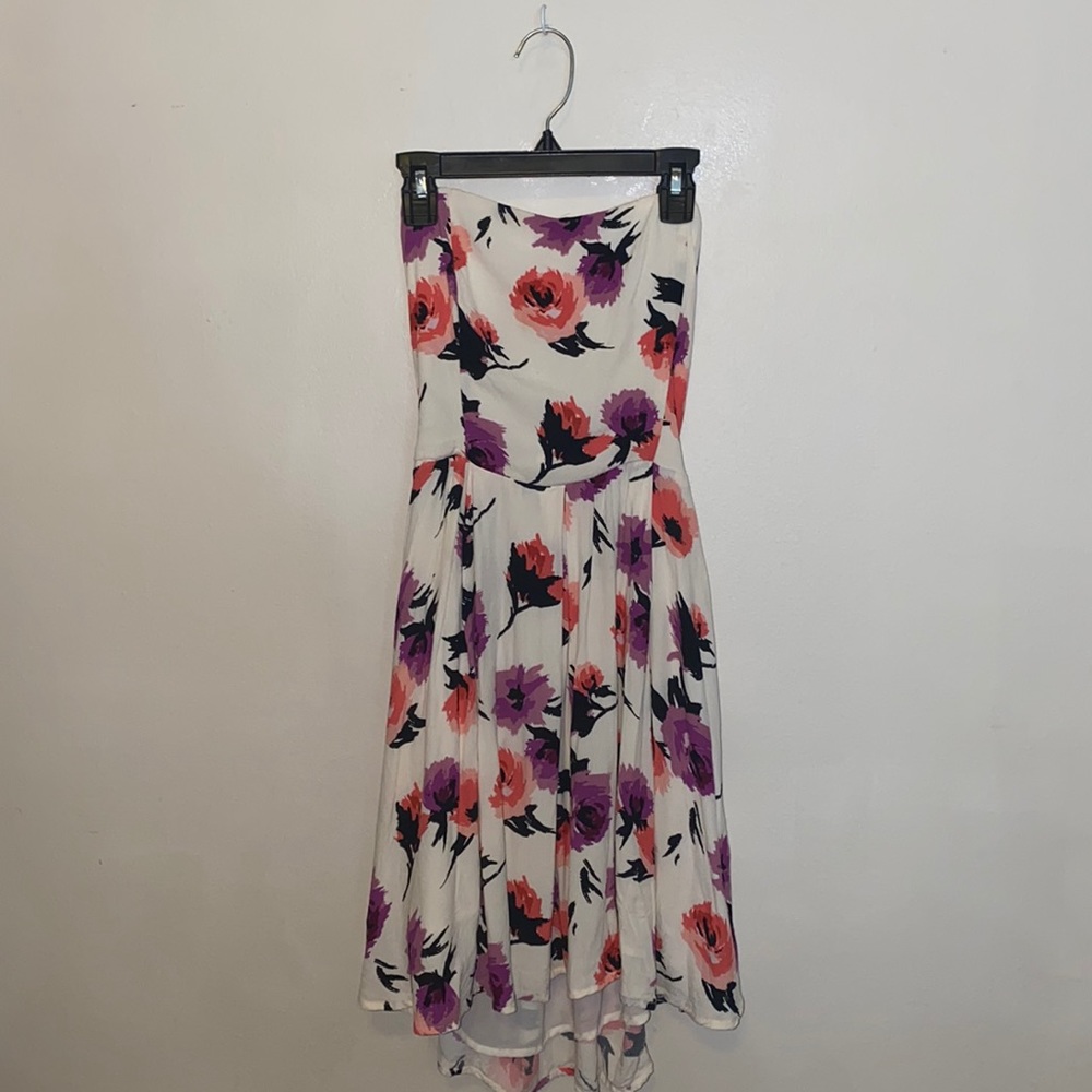 Short floral strapless dress with an open back
